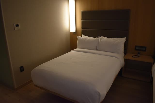 queen bed, white sheets, hotel room, interior, marriot hotel, night light, evening, socket, blanket, pillow, room service, maid, wood, black board, luxury, rich, halogen light, lamp shade, modern, inside, free hotel photos, free real-estate photography, 2024, travel destinations, hotels
